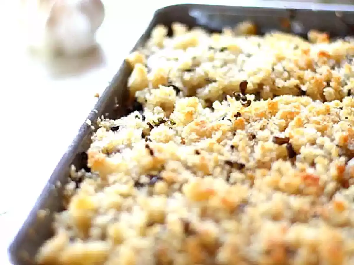 Tortiera di alici, patate e mollica di pane.