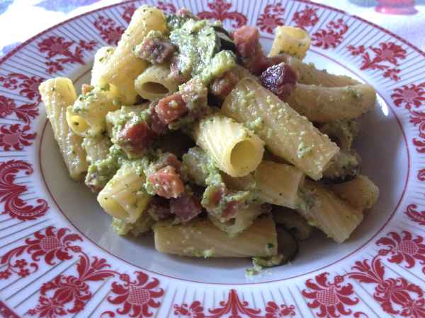TORTIGLIONI AL PESTO DI ZUCCHINE E SPECK