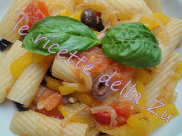 Tortiglioni al sugo di Pomodori freschi, falde di Peperone giallo e Olive Nere