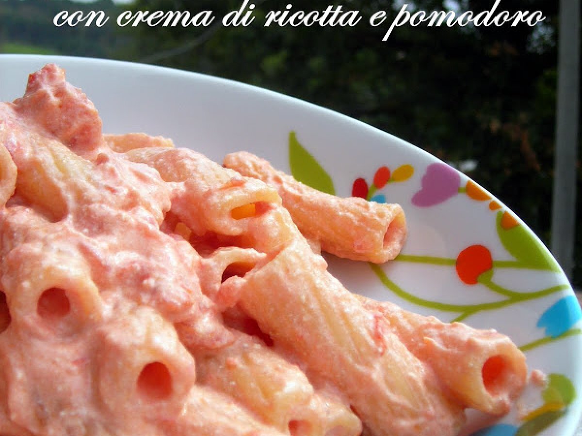 TORTIGLIONI CON CREMA DI RICOTTA E POMODORO