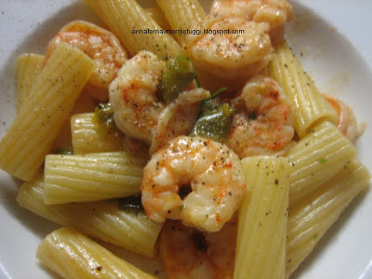 TORTIGLIONI CON PEPERONCINI DOLCI VERDI E GAMBERI