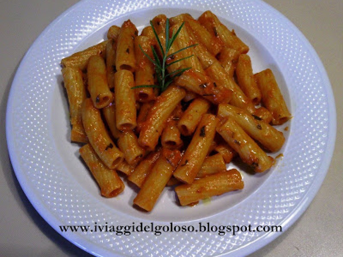 TORTIGLIONI CON SUGO CREMOSO AL ROSMARINO - foto 2