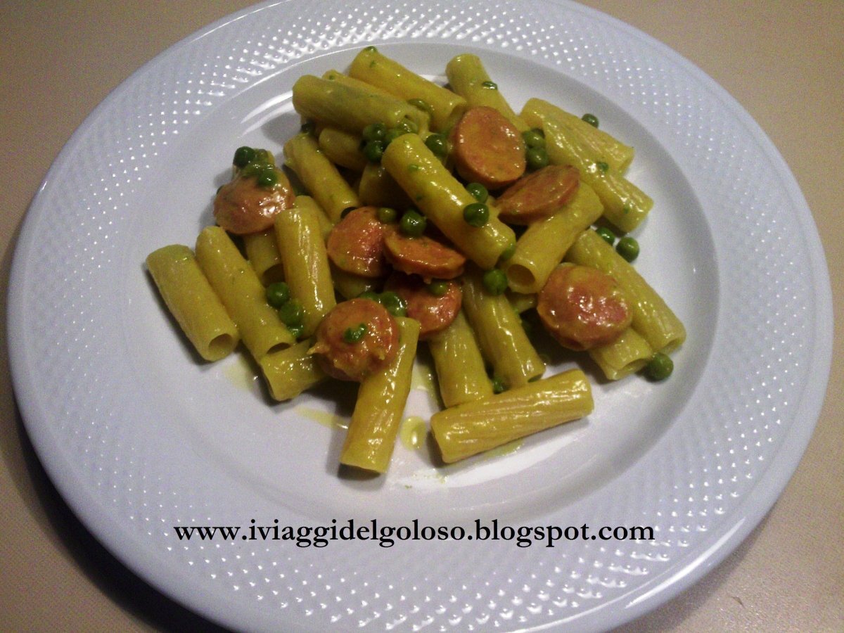 TORTIGLIONI PISELLI E WURSTEL CON CREMA DI ZAFFERANO