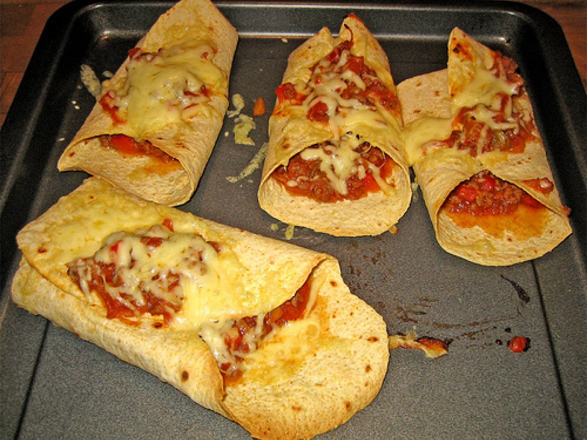 Tortillas con enchiladas di manzo, jalapenos e salsa mexican habanero