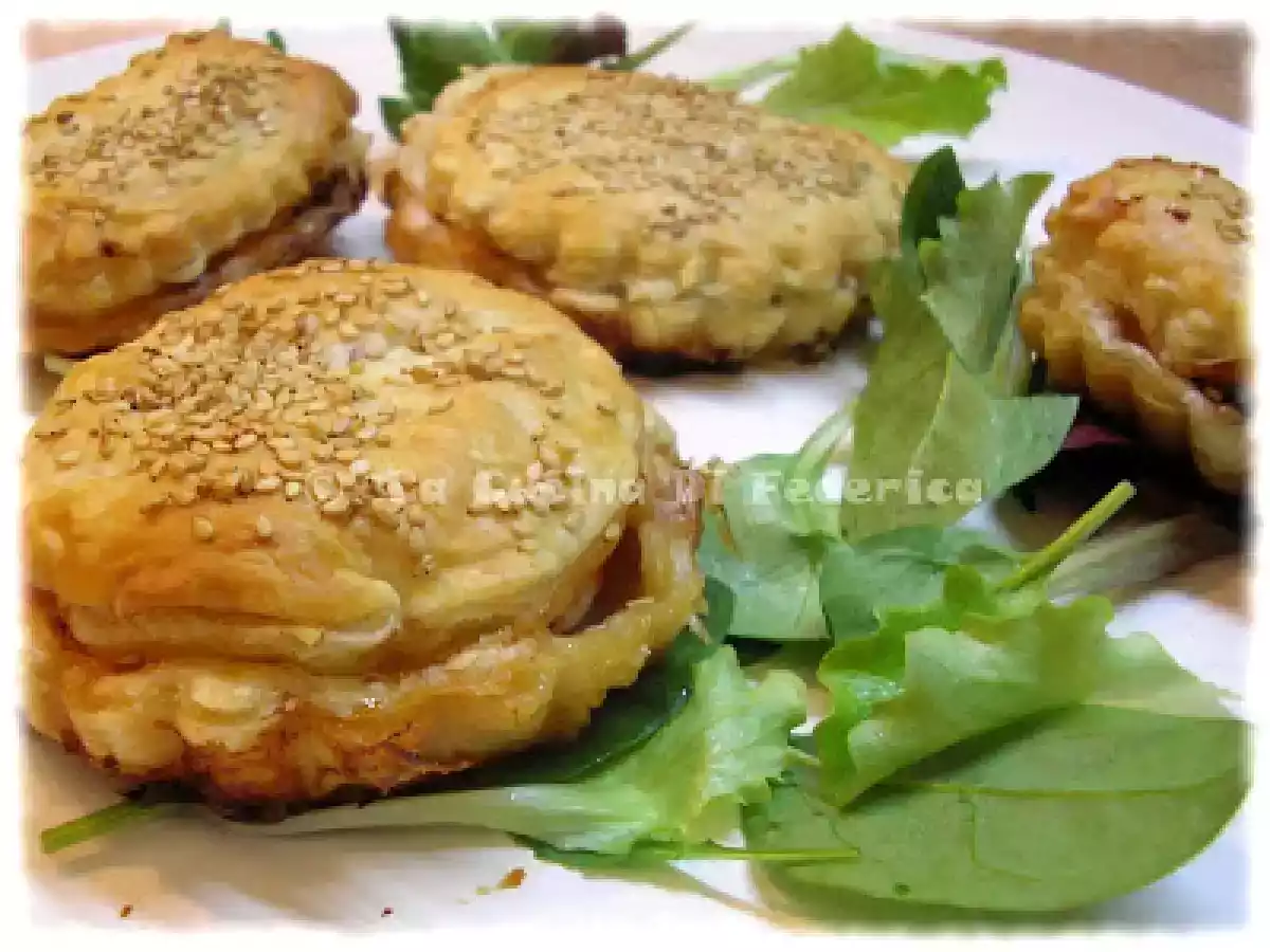 Tortine di sfoglia con gamberi e radicchio