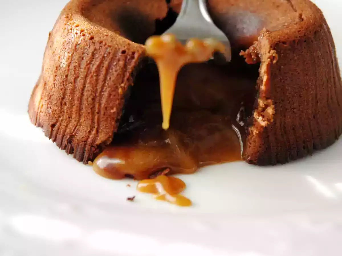 TORTINI AL CIOCCOLATO CON CUORE AL CARAMELLO AL BURRO SALATO