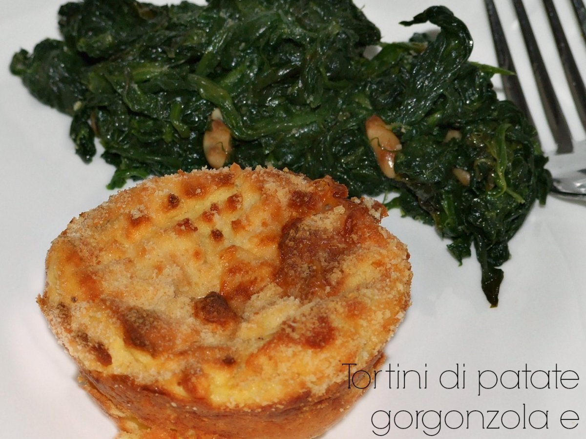 Tortini di patate con prosciutto e gorgonzola.
