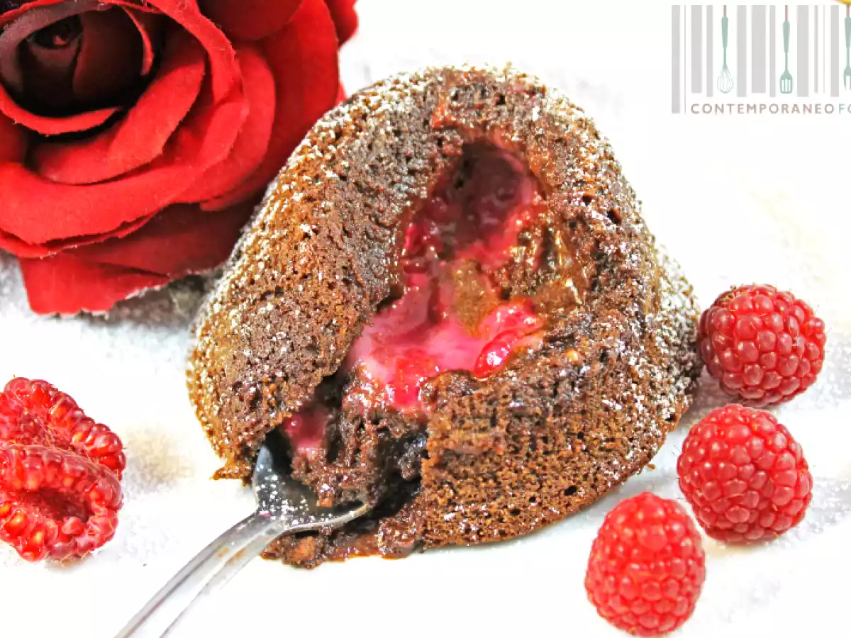 Tortino al cioccolato fondente con cuore morbido ai lamponi