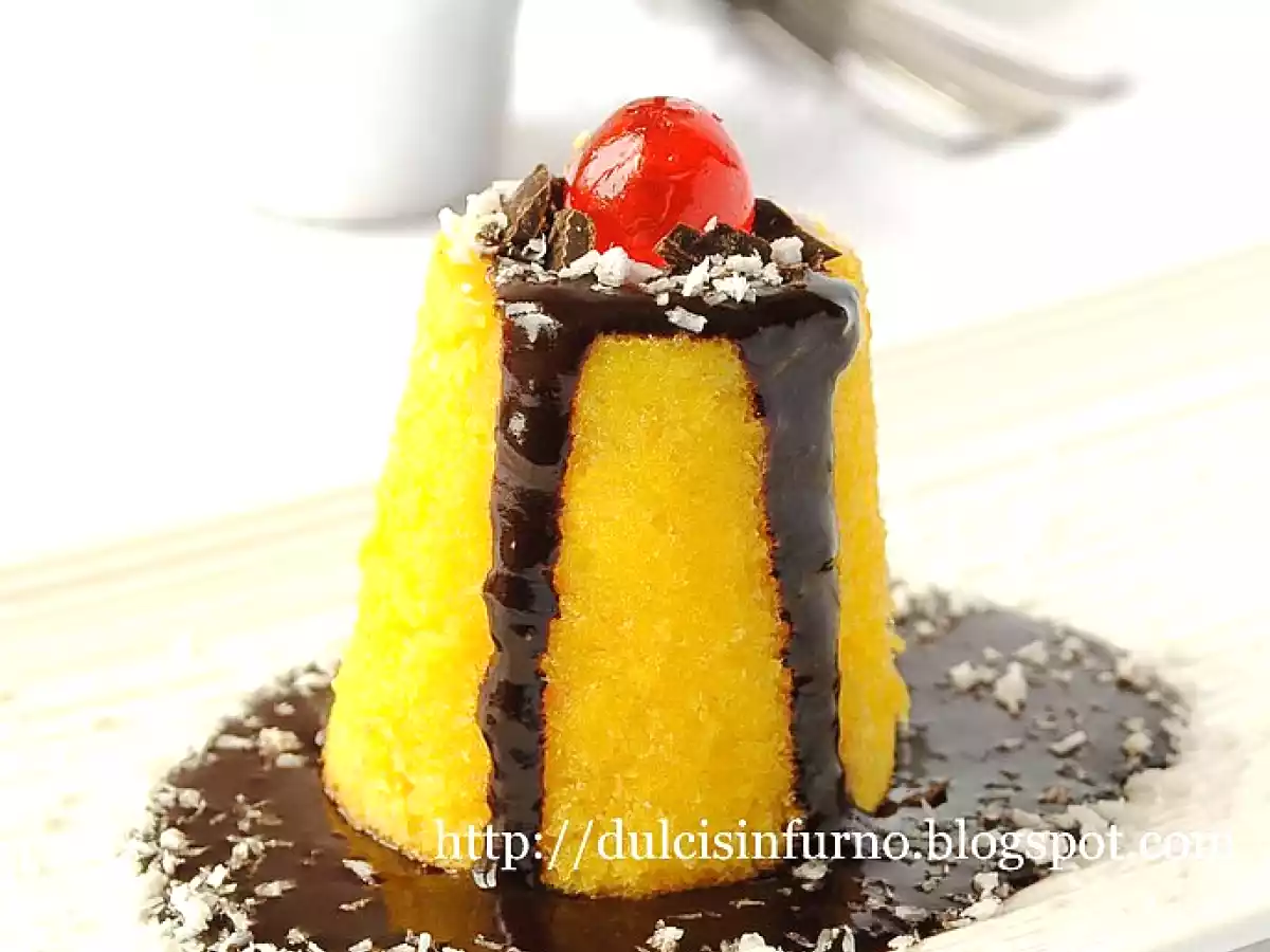 Tortino al Cocco con Salsa al Cioccolato e Rum