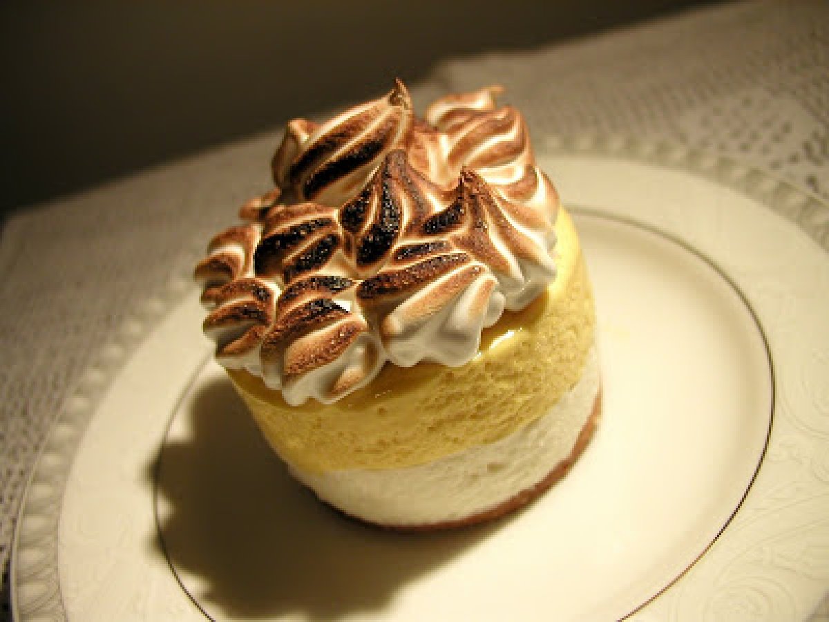 Tortino con mousse di cioccolato bianco, limone e meringa