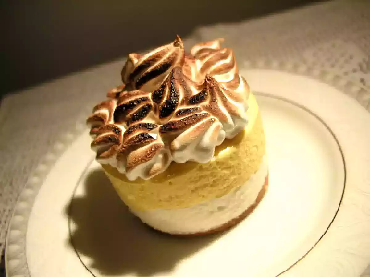Tortino con mousse di cioccolato bianco, limone e meringa