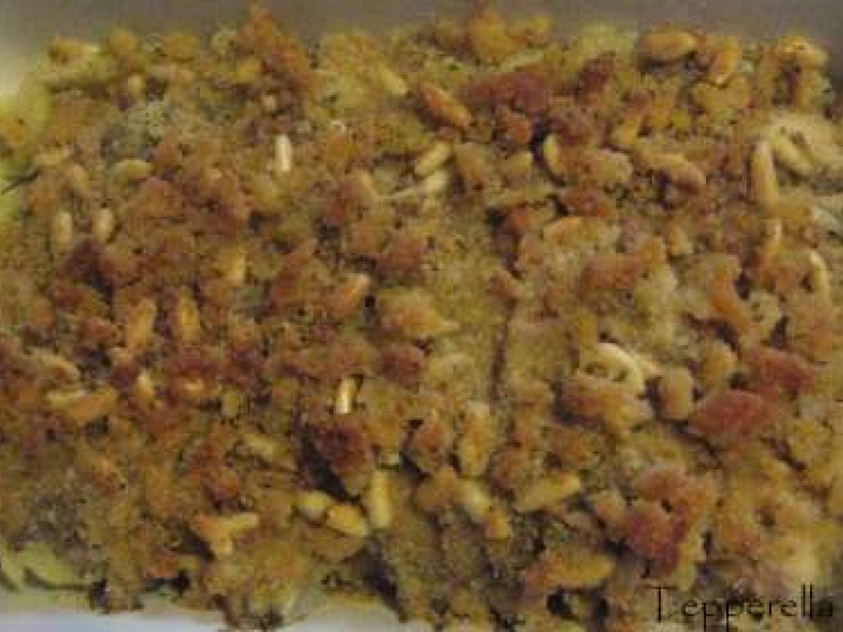 Tortino di alici e patate con crumble di mollica e pinoli
