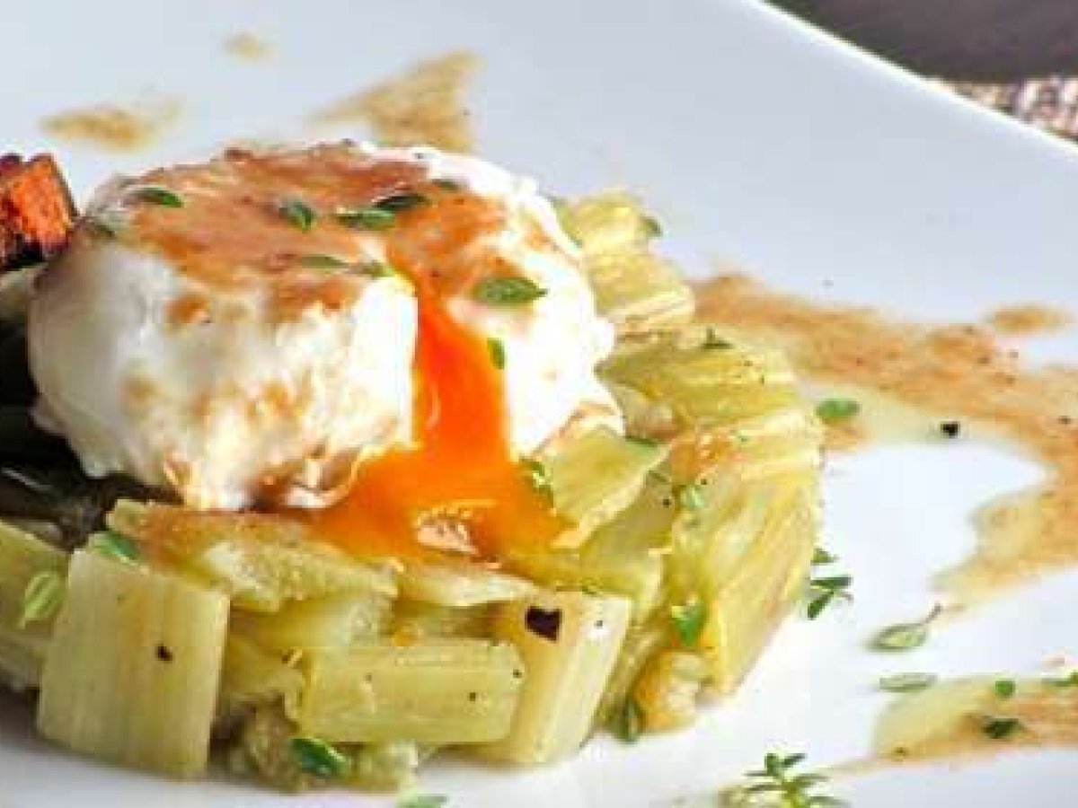 TORTINO DI CARDI CON UOVO POCHE' E SALSA D'ACCIUGA