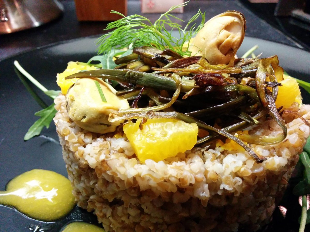TORTINO DI FARRO INTEGRALE CON CARCIOFI CROCCANTI E COZZE AL PROFUMO D'ARANCIA