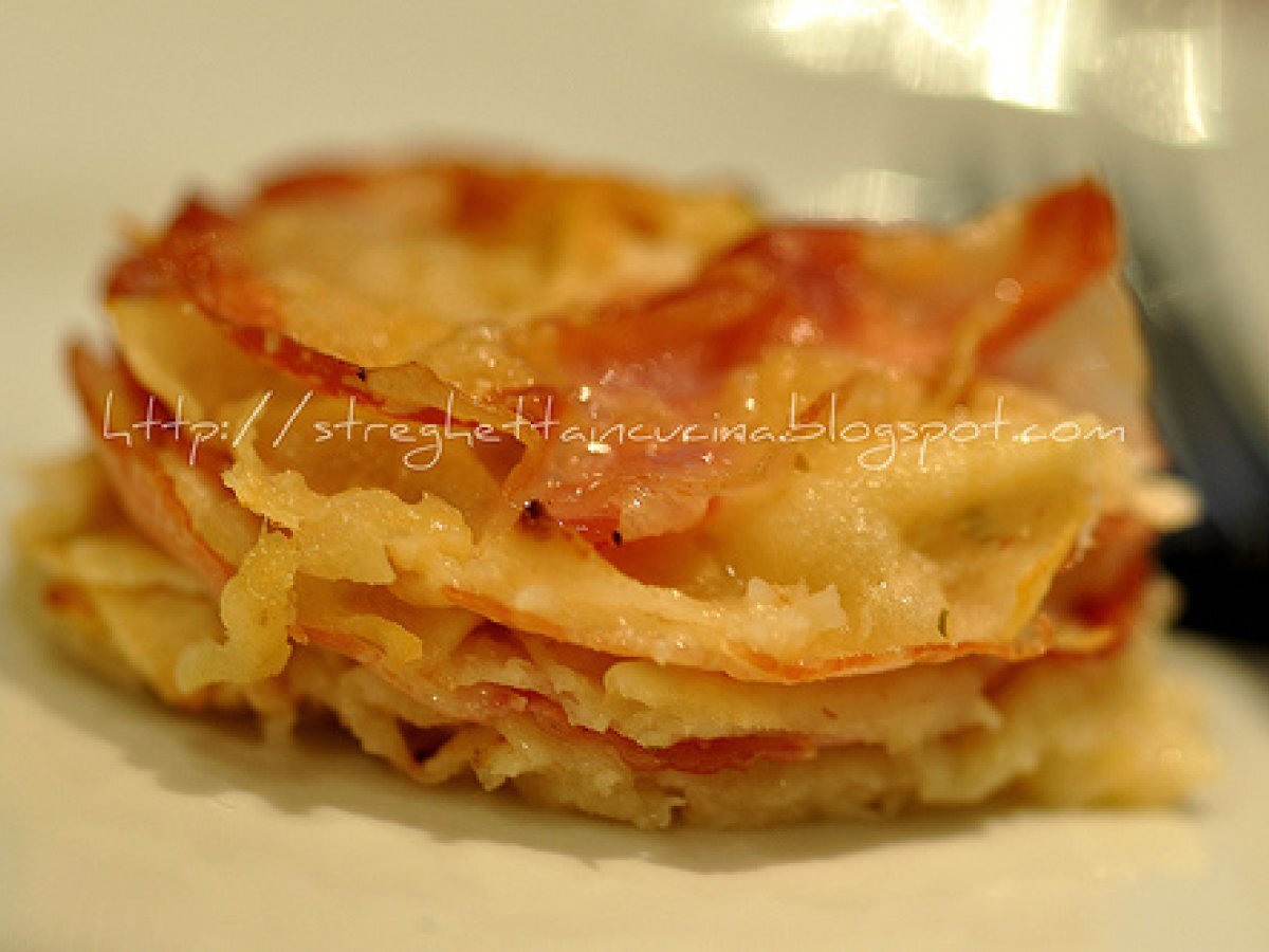 Tortino di pane carasau con pecorino e pancetta arrotolata