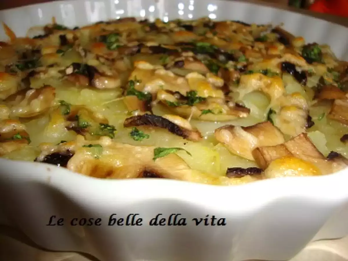 Tortino di patate e funghi al forno con mozzarella: ricetta facile e gustosa