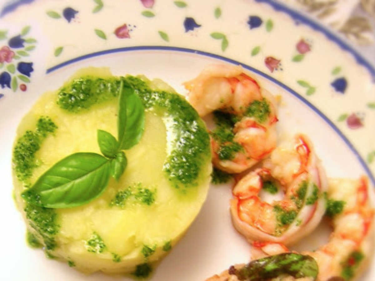 Tortino di patate, mazzancolle con salsa al basilico