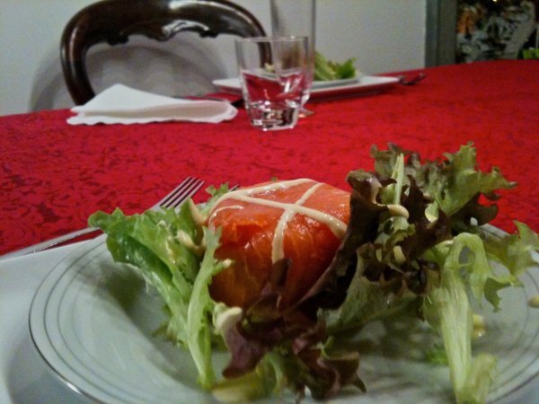 Tortino di salmone affumicato, crostacei e avocado