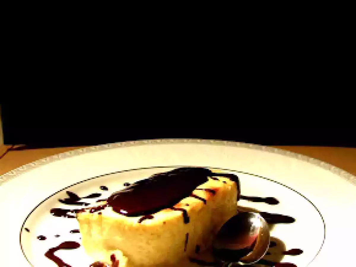 Tortino morbido di ricotta all'arancia con salsa al cioccolato e Grand Marnier