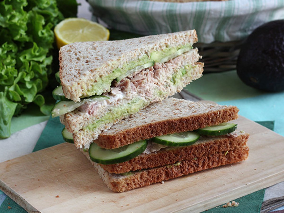 Tramezzino con tonno, avocado e cetriolo