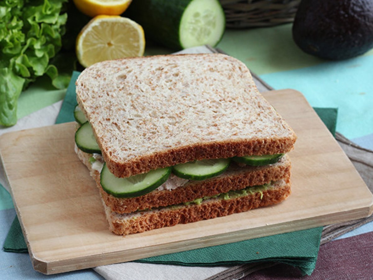 Tramezzino con tonno, avocado e cetriolo - foto 2