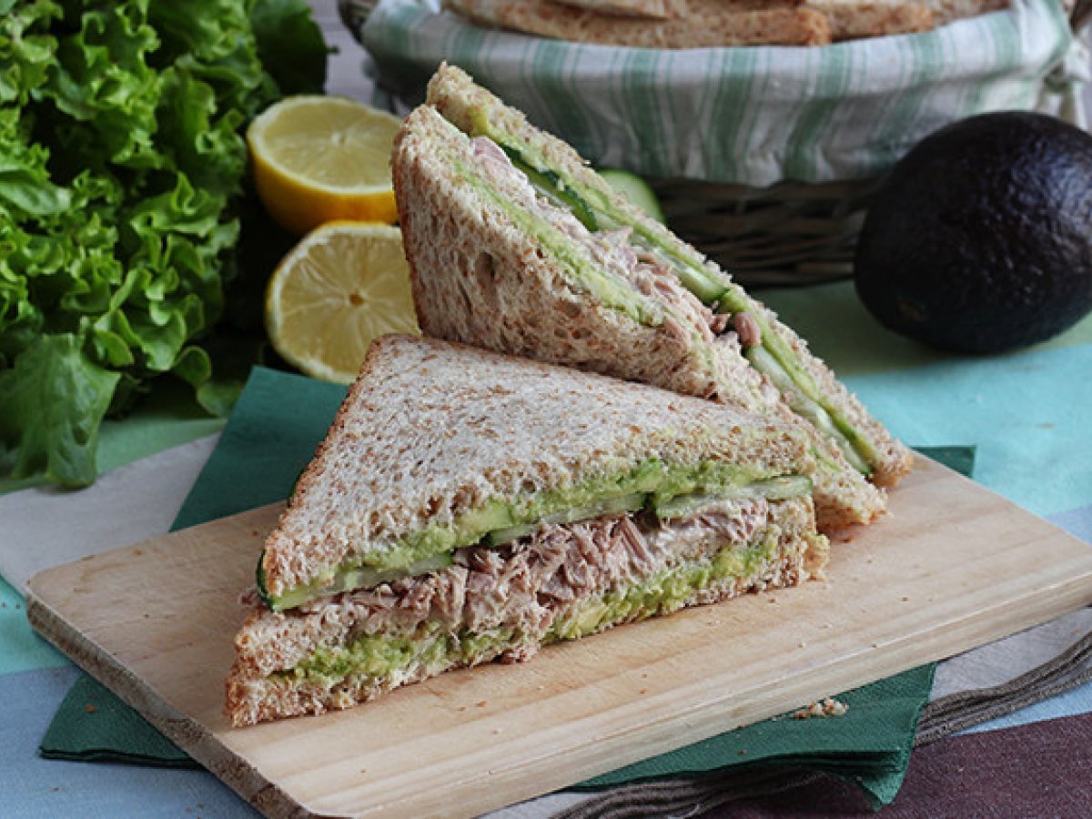 Tramezzino con tonno, avocado e cetriolo - foto 3