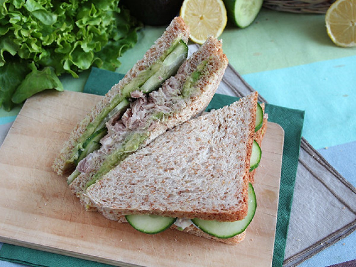 Tramezzino con tonno, avocado e cetriolo - foto 4