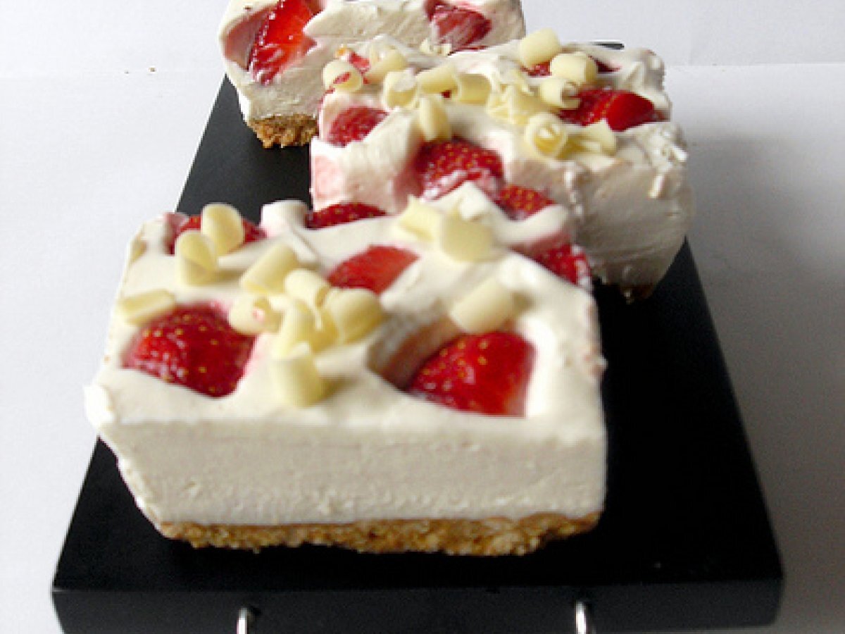 TRANCI DI CHEESECAKE RICOTTA FRAGOLE CIOCCOLATO BIANCO