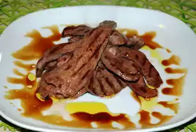Tranci di cuore con aceto balsamico e olio evo