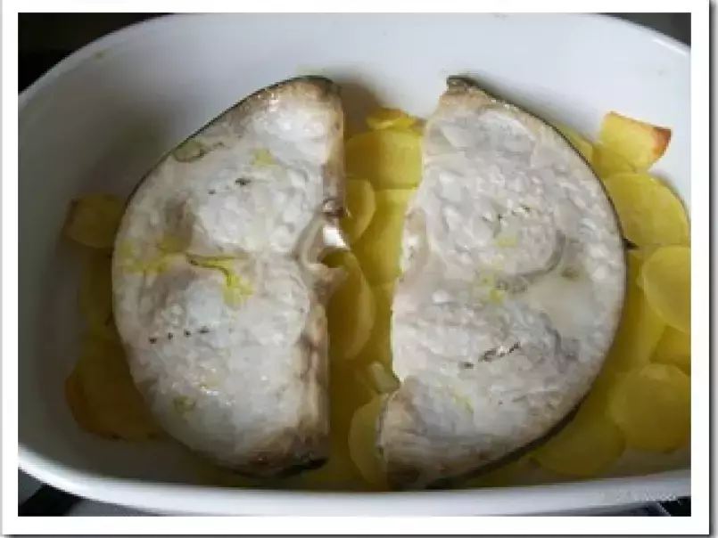 Tranci di pesce spada al forno su letto di patate