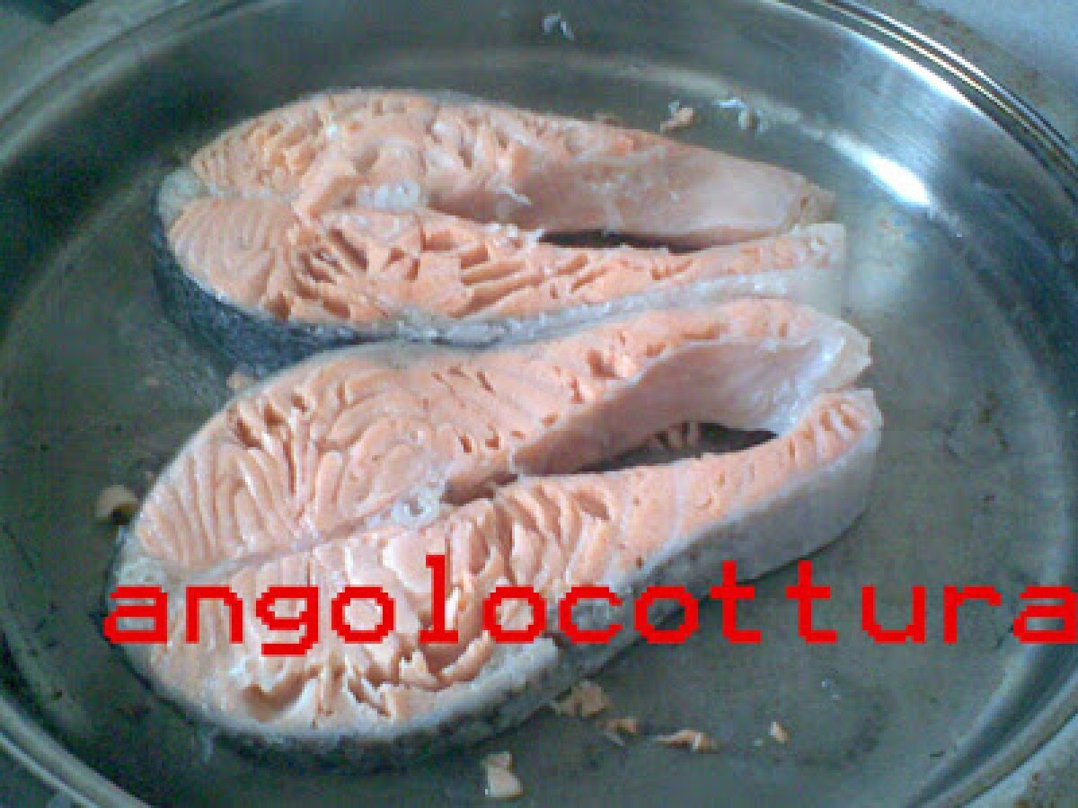 Tranci di salmone in salsa all'aneto