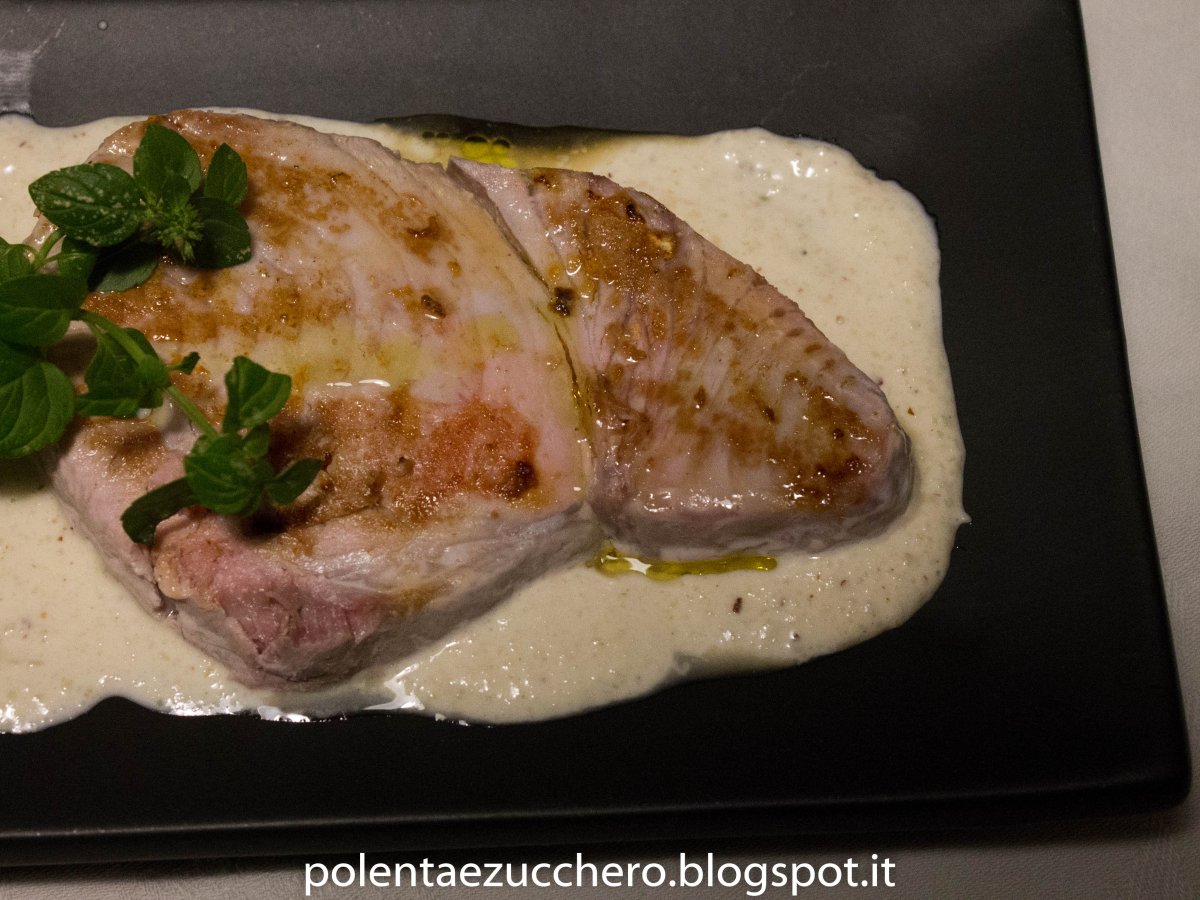 TRANCI DI TONNO CON CREMA DI MANDORLE
