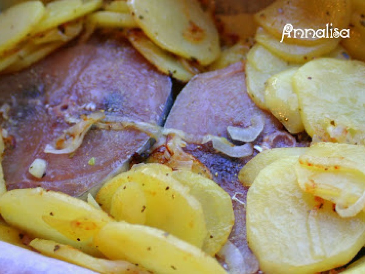 TRANCI DI TONNO CON PATATE E CIPOLLE, foto 2