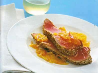 Tranci di tonno croccante con salsa al mandarino.