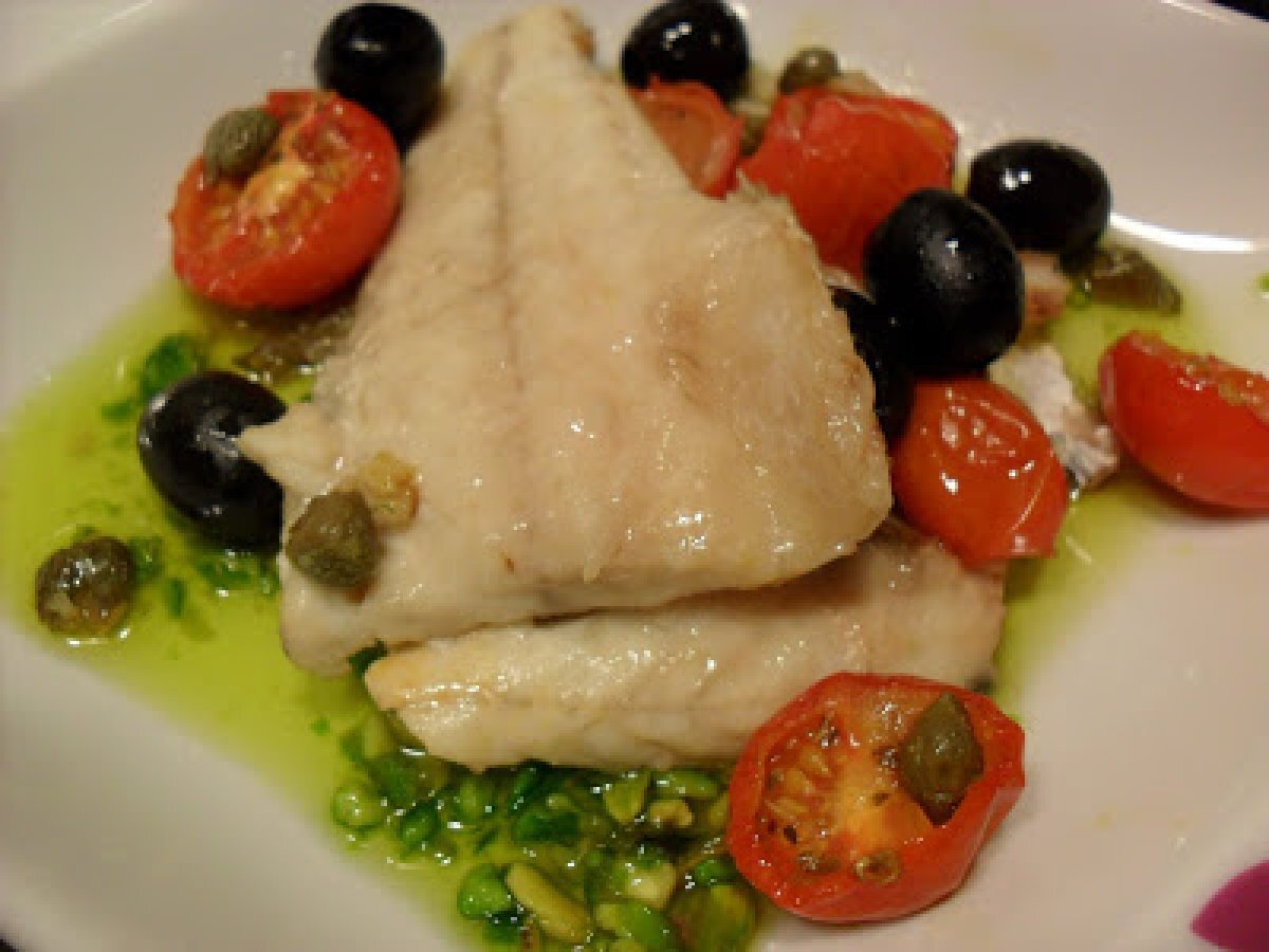 Trancio di Branzino su salsa di pistacchi, capperi, olive nere e pomodorini confit - foto 2