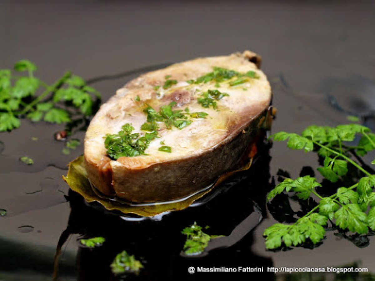 Trancio di palamita alla piastra su foglia di limone con emulsione olio evo e cerfoglio