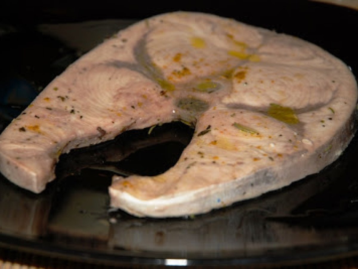 Trancio di pesce spada (sword fish) con curry e erbe di provenza