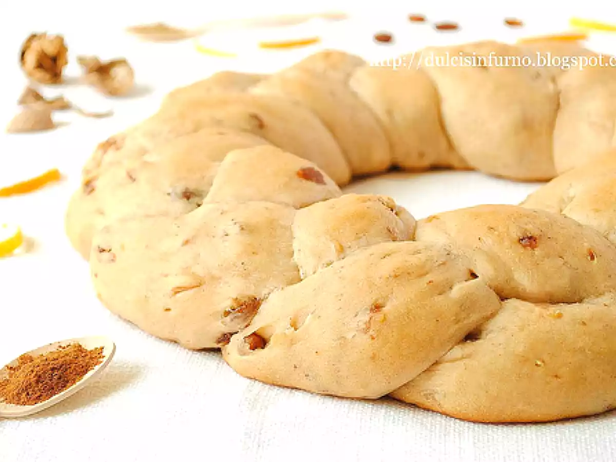Treccia-Ciambella con Noci, Uvetta, Zenzero e Cannella