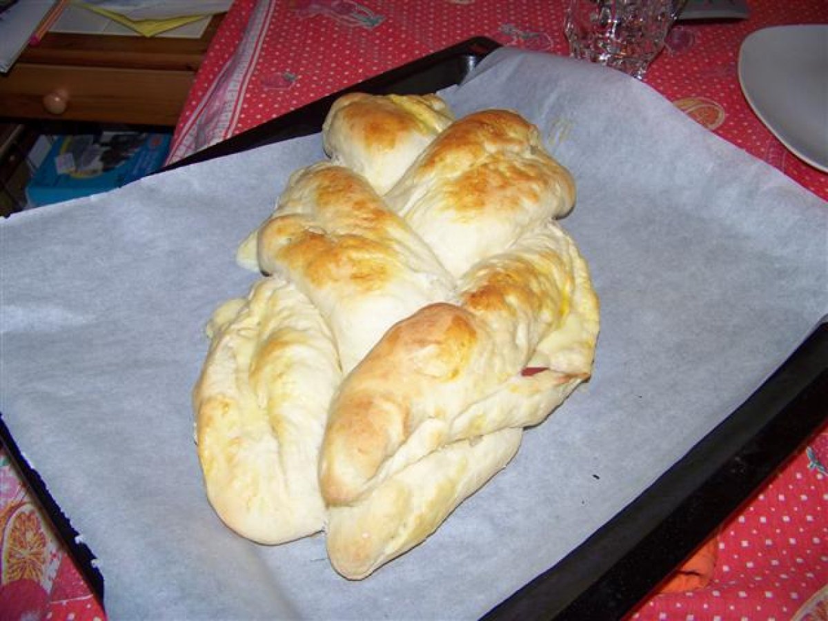 Treccia con prosciutto, wurstel e mozzarella