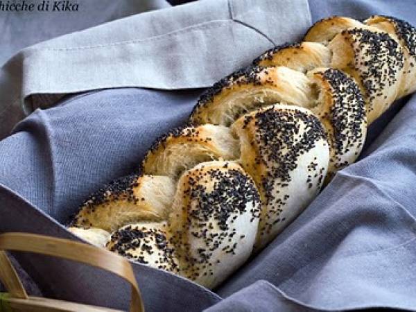 Treccia di pane ai semi di papavero