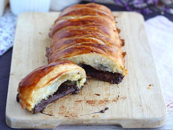 Treccia di sfoglia con tavoletta di cioccolato Treccia di sfoglia con tavoletta di cioccolato
