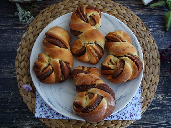 Treccine di brioche al cioccolato