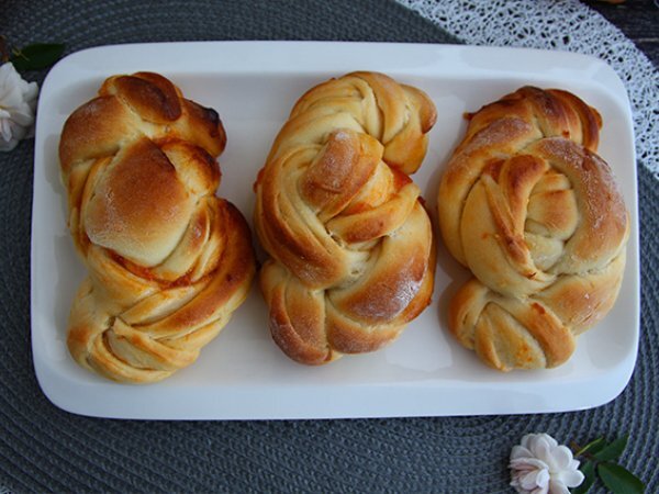 Treccine di brioche all'albicocca Treccine di brioche all'albicocca