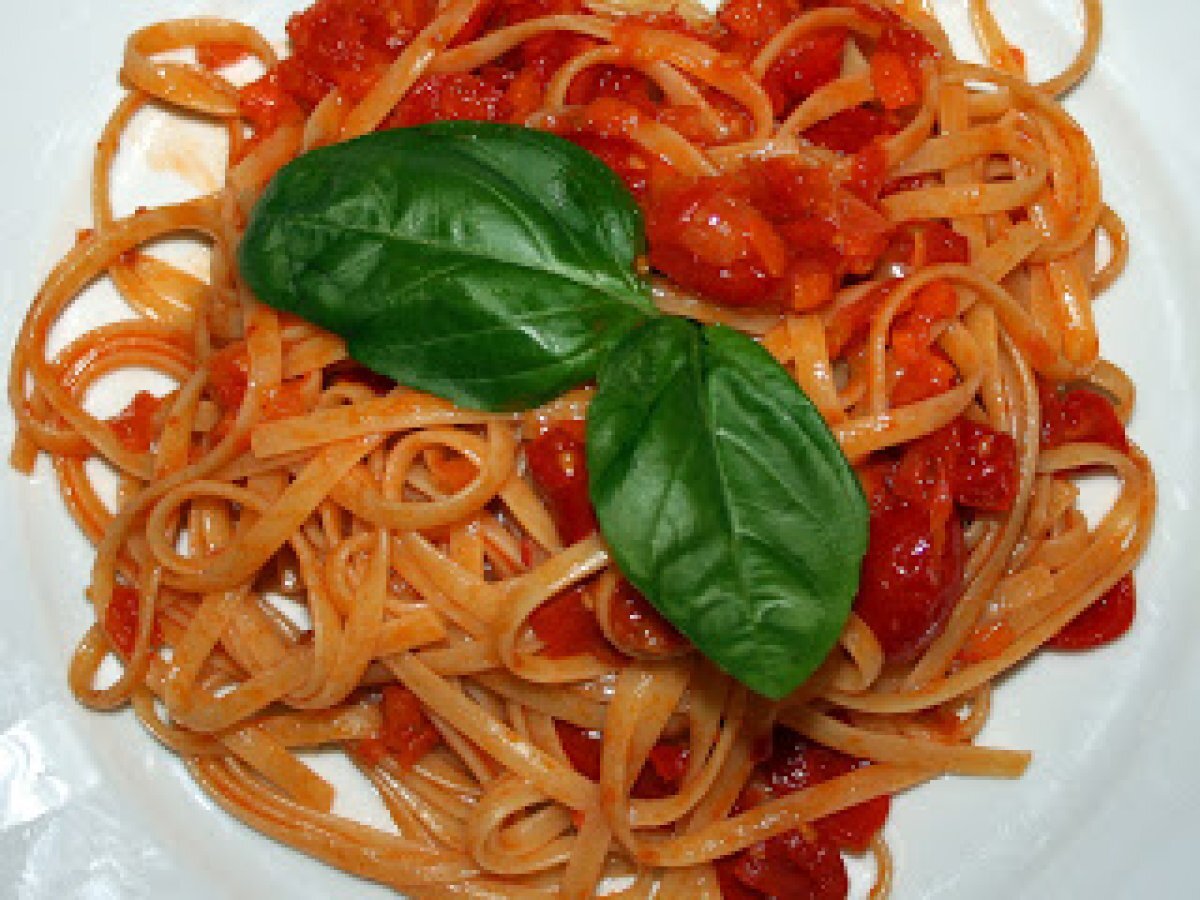 TRENETTE AL POMODORO FRESCO CON PROFUMO DI BASILICO