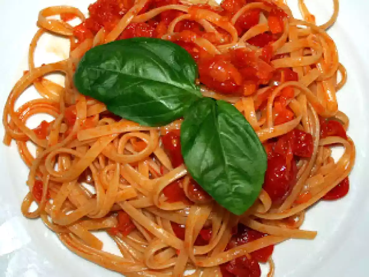 TRENETTE AL POMODORO FRESCO CON PROFUMO DI BASILICO