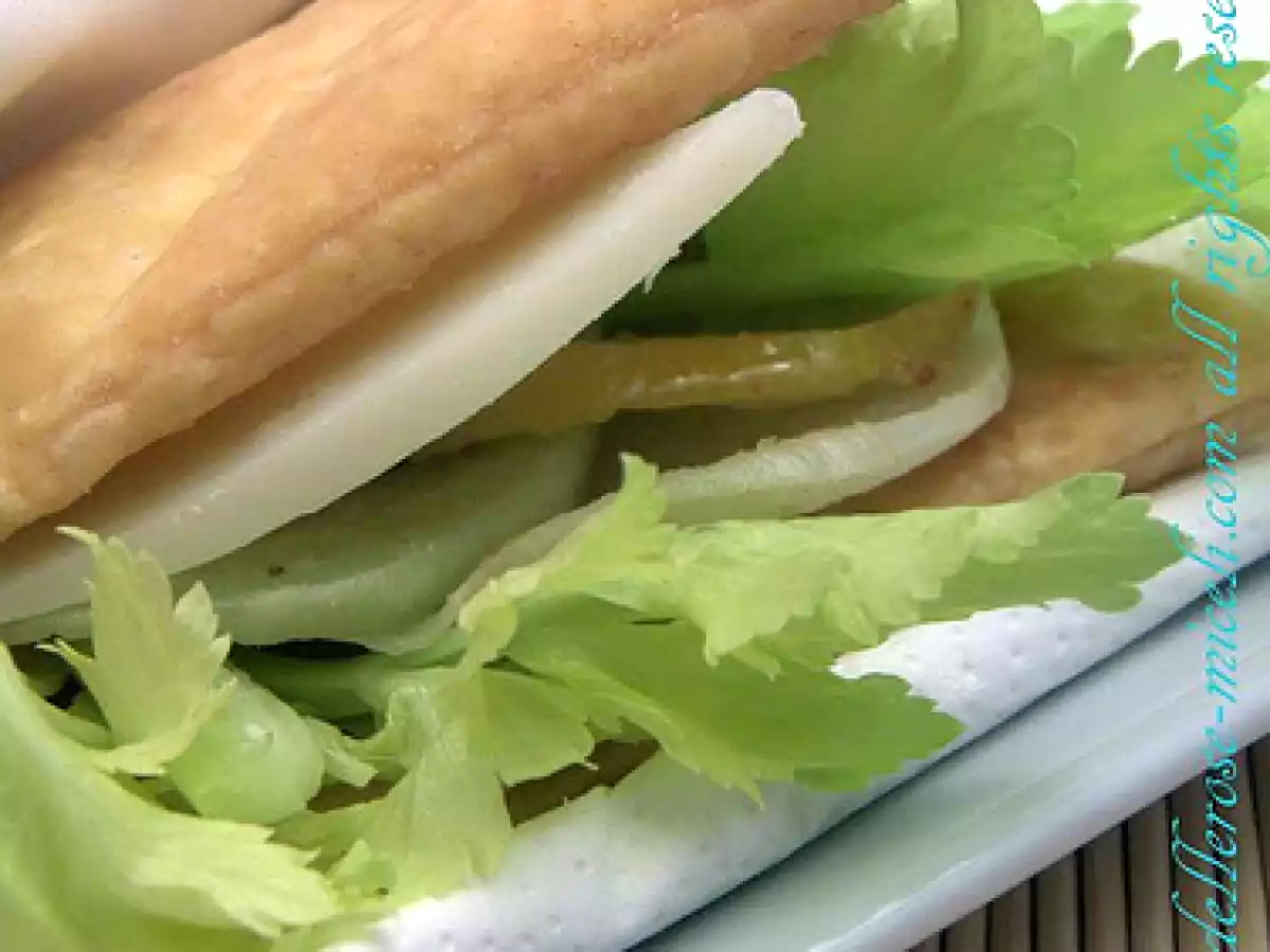 Triangoli di sfoglia con cavolo rapa al miele e formaggio