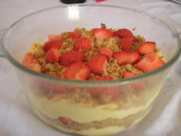 TRIFLE ALLE FRAGOLE, CREMA CHANTILLY E CRUMBLE