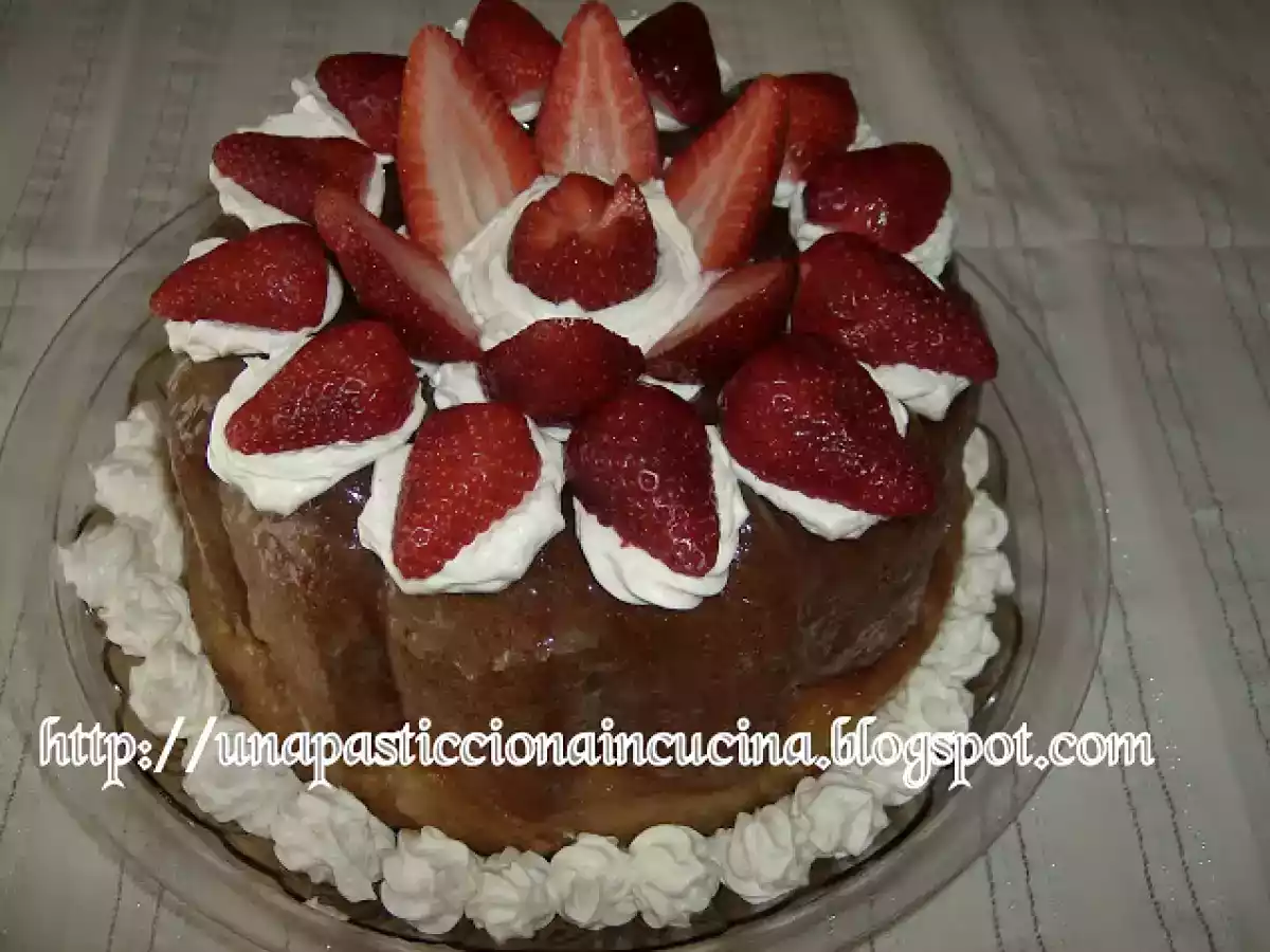 Trionfo di babà con chantilly e fragole