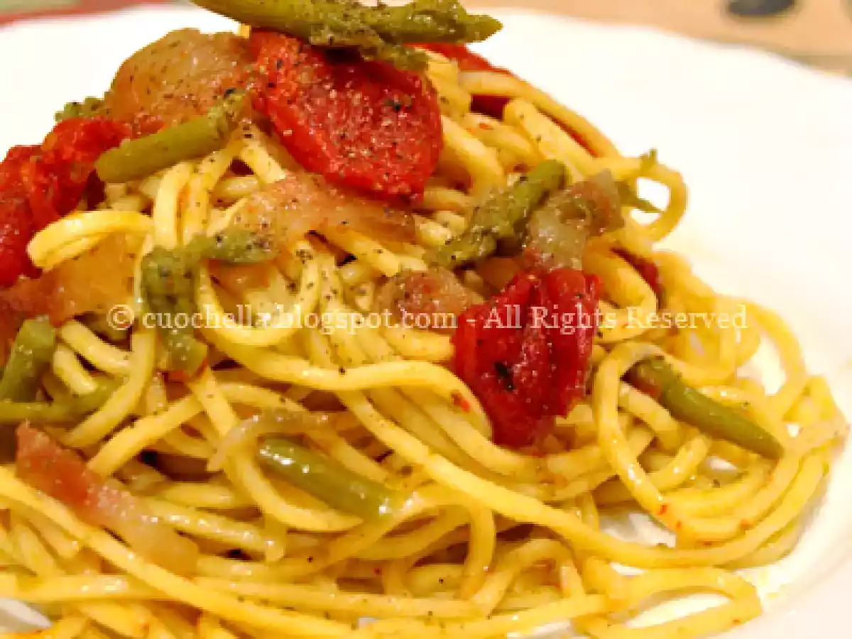 Troccoli all'uovo con asparagi selvatici, pomodorini confit e guanciale