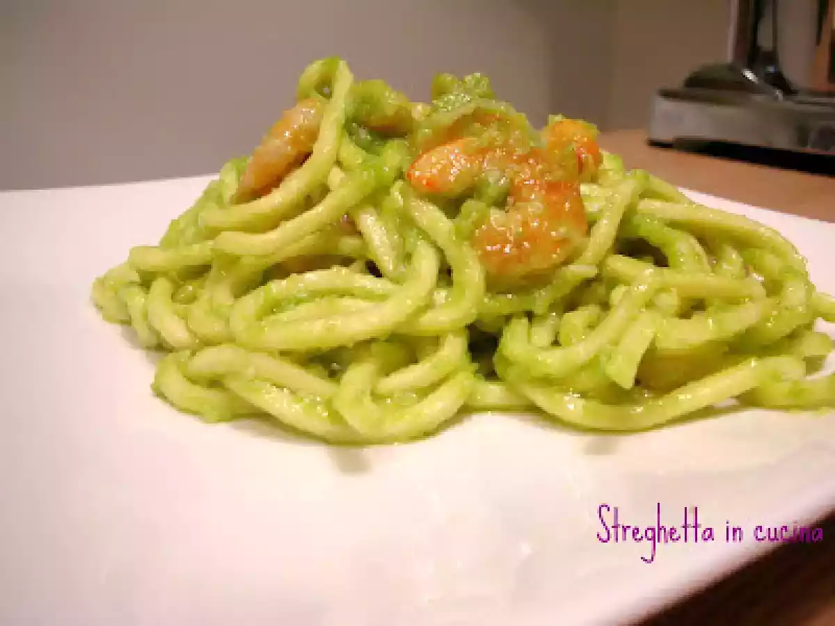 Troccoli con pesto di fave e gamberi